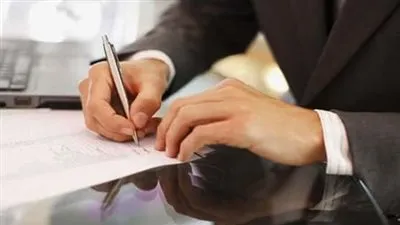 التحقيق مع صاحب شركة متهم بالاتجار بالعملة