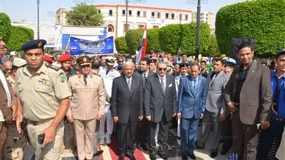 محافظ السويس ومدير الأمن و قائد الجيش الثالث يضعون أكاليل الزهور احتفالا بالعيد القومي (صور)