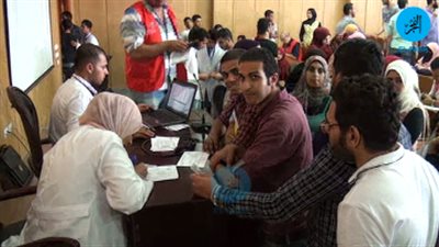 الكشف على رئيس الجامعة وطلاب دمياط ضمن مبادرة القضاء على فيروس سي (فيديو)