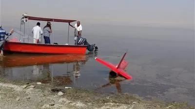 انتشال أجزاء من حطام طائرة التدريب بعد سقوطها ببحيرة قارون في الفيوم (صور) 