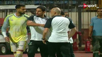 خناقة بين مدرب وادي دجلة وأحمد عادل عبد المنعم حارس المقاصة (فيديو)