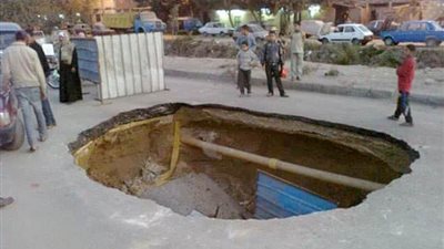 هبوط أرضي إثر كسر ماسورة المياه بالوراق