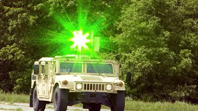 شاهد.. فشل عملية إنزال مدرعة أمريكية من طائرة