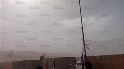 العاصفة الترابية تصل إلى منطقة القطامية 