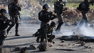 عشرات الجرحى جراء إطلاق الاحتلال غاز سام على مدرسة بالخليل