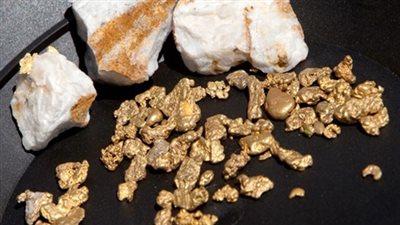 ضبط سيارتين مُحملتين بـ5.5 طن من أحجار خام الذهب بالبحر الأحمر