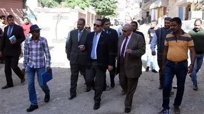 محافظ الإسكندرية يتفقد شوارع العامرية ويوجه بإصلاح الطرق (صور)