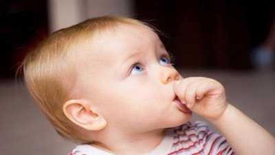5 طرق لتخليص طفلك من عادة مص إصبعه.. تعرفي عليها