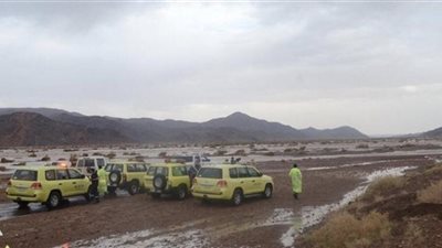 وفاة شخص وإنقاذ العشرات احتجزتهم السيول بالسعودية