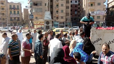 شاهد.. إقبال من المواطنين على شراء البطاطس بسعر 6 جنيهًا للكيلو في المحلة الكبرى (صور)