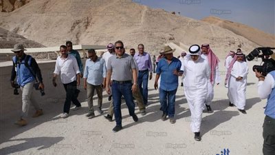 سلطان بن سلمان والسفير السعودي يزوران موقع حفائر زاهي حواس بالأقصر 