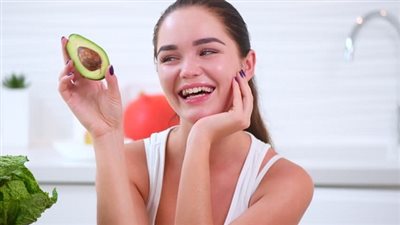 تعرفي على الفوائد الصحية للأفوكادو والبروكلي.. ستدهشِك!