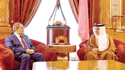 ولي عهد البحرين والسفير الروسي يستعرضان القضايا الإقليمية والدولية ذات الاهتمام المشترك