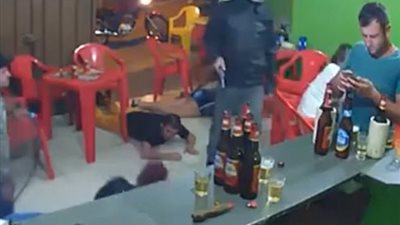 رد فعل غير متوقع من رجل أثناء سطو مسلح! (فيديو)