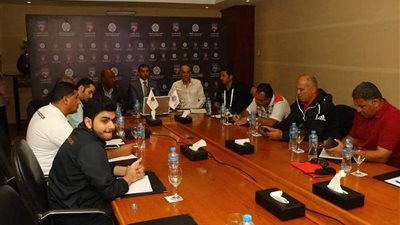 الأهلي بالزي التقليدي.. والوصل يظهر بالقميص الأبيض