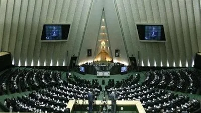البرلمان الإيراني يوافق على وزير جديد للاقتصاد