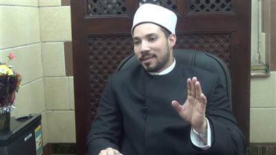 عبدالله رشدي: لا يجب أن تنشر الفتيات صورهن على 