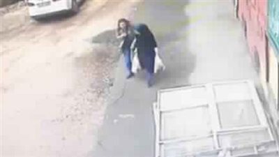 شاهد.. هبوط أرضي يبتلع امرأتين في قطر