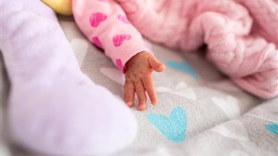 تعرفي على أسباب آلام البطن عند الطفل 