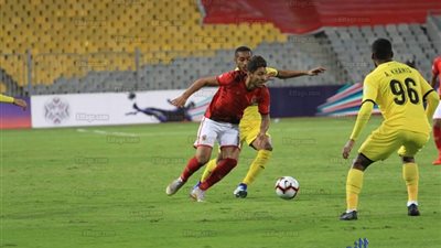 محمد شريف يهاجم حكم لقاء الأهلي والوصل