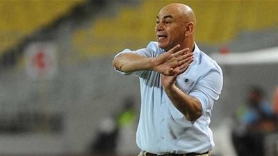 العميد يلوح بالاستقالة في حال عدم اللعب على استاد المصري