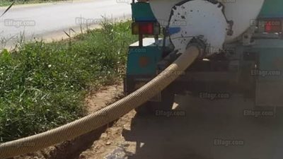 ضبط سيارة كسح تلقي مخلفات على الطريق الدائري في بني مزار بالمنيا