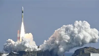 اليابان تطلق صاروخ حامل بقمرين صناعيين لأغراض البحث العلمى (فيديو)