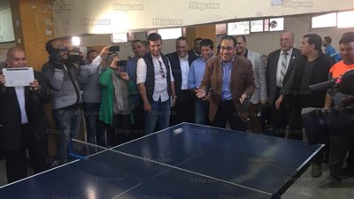 خلال تفقده استاد الزقازيق.. رئيس الوزراء يلعب تنس طاولة مع طفلة بالشرقية (صور)