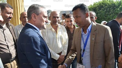 محافظ الإسماعيلية يستقبل وفدا من الشباب العربي والأفريقي (صور)
