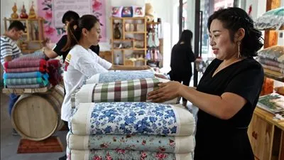 سيدة صينية تصنع 