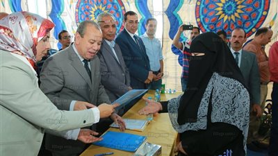 محافظ كفر الشيخ يوزع 92 وحدة سكنية على مستحقي مشروع الإسكان الاجتماعي بقلين (صور)