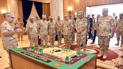 شاهد.. وزير الدفاع يلتقي قادة قوات الدفاع الجوى (فيديو)