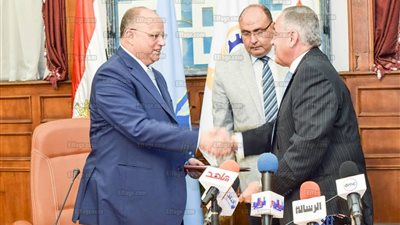 محافظة القاهرة توقع بروتوكولين لتطوير شق الثعبان (صور)