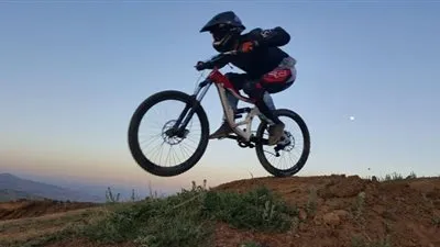 بالفيديو.. نهاية مفجعة لشاب يقفذ بدراجته من أعلى منحدر