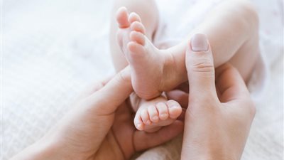 تمرين بسيط يخلص رضيعك من المغص خلال ثوانٍ