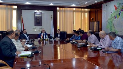 محافظ الأقصر يتابع خطة مواجهة الأمطار مع رؤساء المدن 