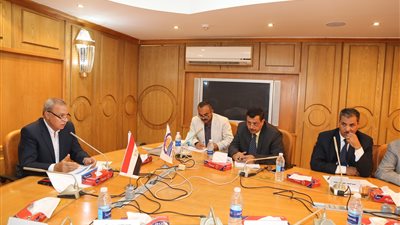 محافظ قنا:عمل التكتلات الصناعية وتحسين البنية التحتية للاستفادة من قرض البنك الدولي