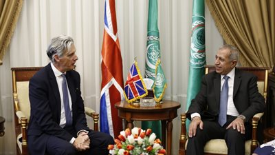 رئيس الأكاديمية العربية يستقبل سفير بريطانيا الجديد لدى القاهرة