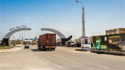 ميناء دمياط يصدر 5.6 ألف طن من الرمل