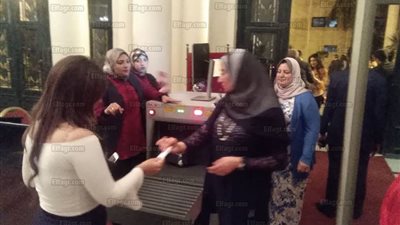 توافد الجماهير استعدادًا لمهرجان الموسيقى العربية بمسرح سيد درويش في الإسكندرية (صور)