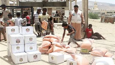 توزيع مساعدات إماراتية في مناطق التماس بتعز