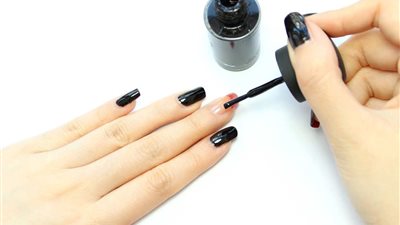 حيلة جديدة لإزالة طلاء الأظافر بسهولة (فيديو)