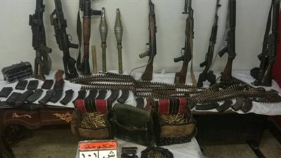 القبض على عامل وبحوزته 3 بنادق آلية وخرطوش في أسيوط 