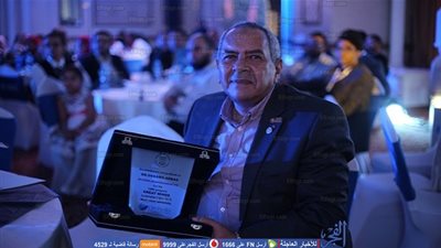 جامعة قناة السويس تكرم رئيس 