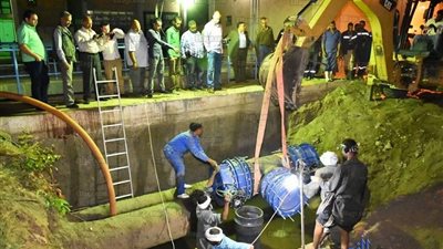 بعد انقطاع المياه 12 ساعة.. مياه الأقصر تنتهي من أعمال ربط خطوط جديدة بالمحطة الشرقية (صور)