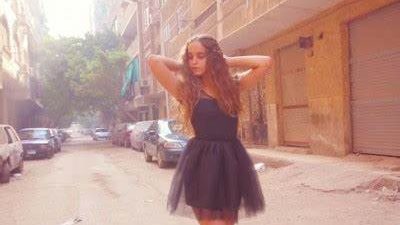 فتاة ترقص بطريقة تثير إعجاب رواد مواقع التواصل (فيديو)