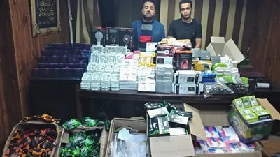 ضبط كميات ضخمة من اكسسوارات الهواتف المحمولة داخل مخزن بعابدين