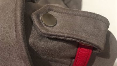 لماذا توجد أزرار على كتف 