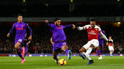 تسديدة أوباميانج تمر بسلام على مرمي ليفربول (فيديو)