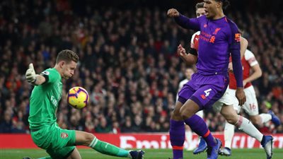 لينو يتألق ويمنع هدف مؤكد عن طريق مدافع ليفربول فان دايك (فيديو)